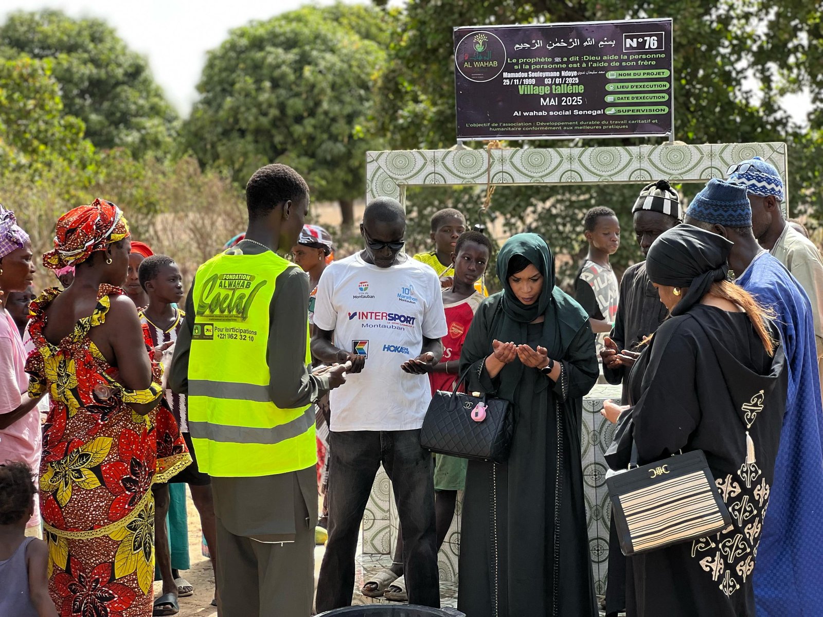 Les villageois après la création du puits